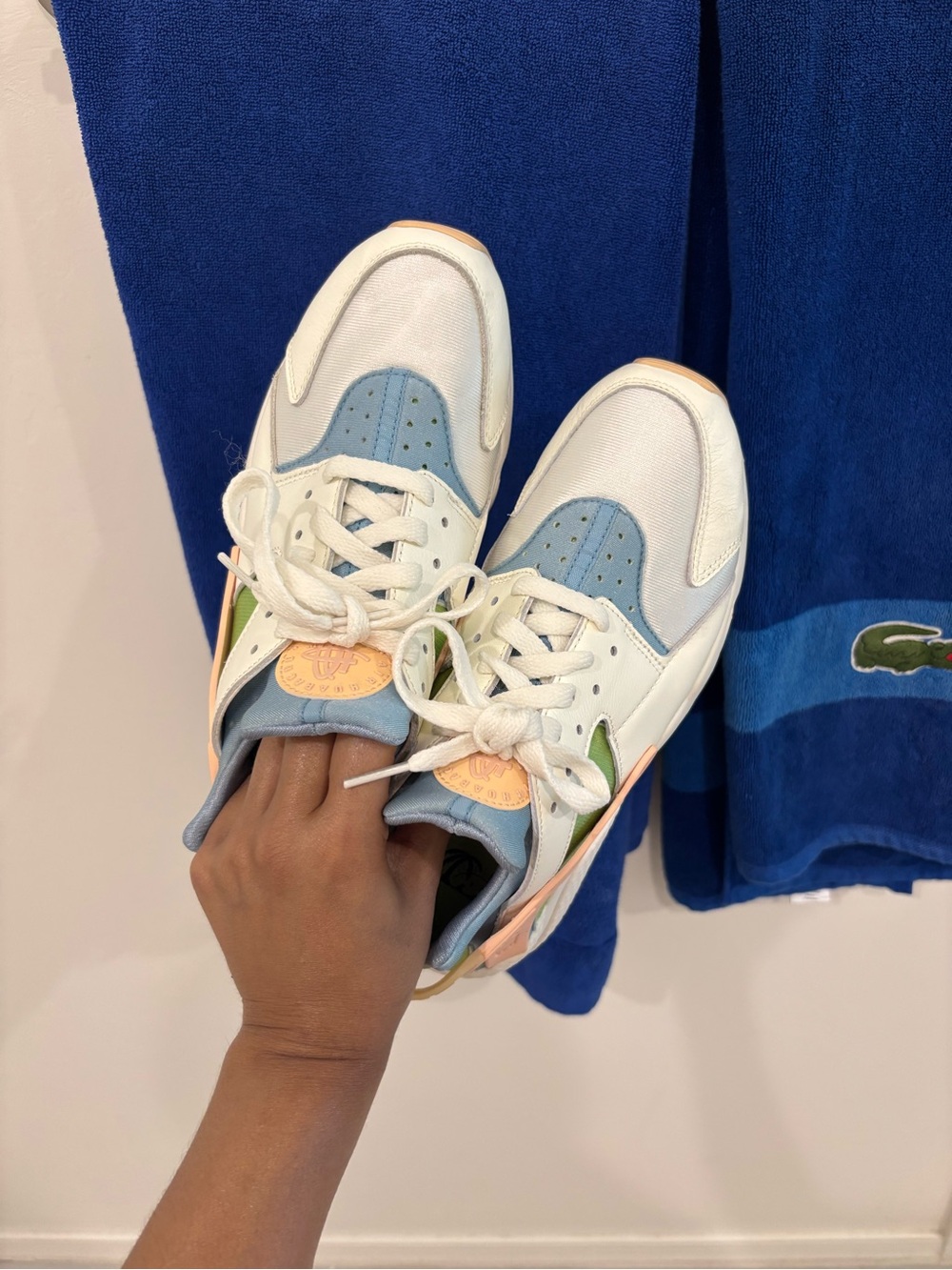 Nike White, Light Blue & Peach Accent Sneakers huaraches